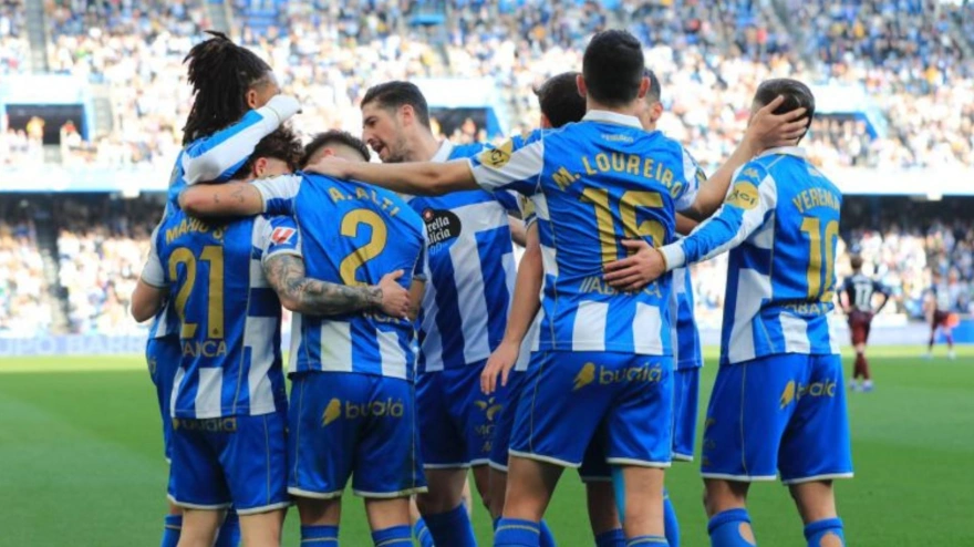 Los futbolistas del Deportivo celebran el gol de Zakaria