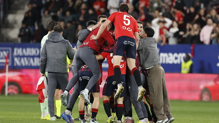 Los jugadores de Osasuna celebran la victoria ante el Real Madrid