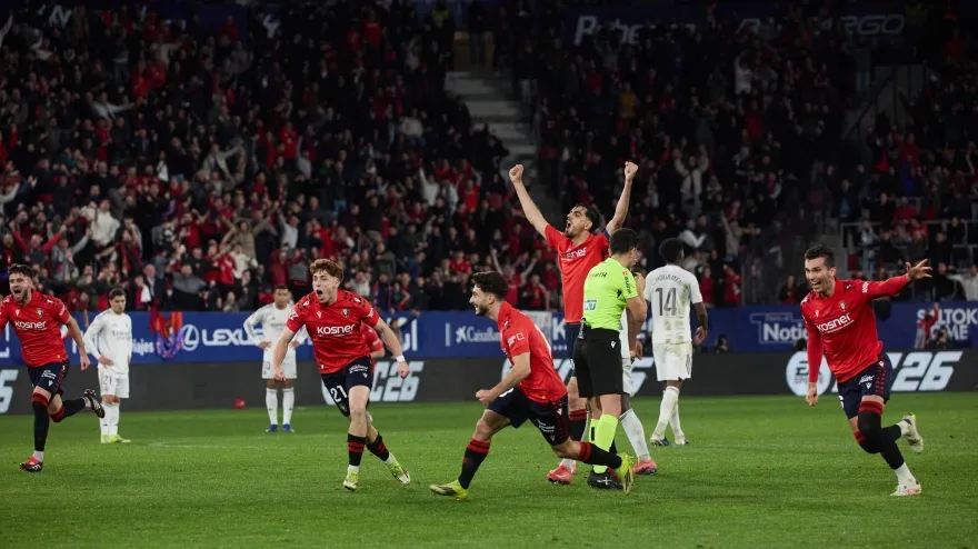 Los jugadores de Osasuna celebran la victoria ante el Real Madrid