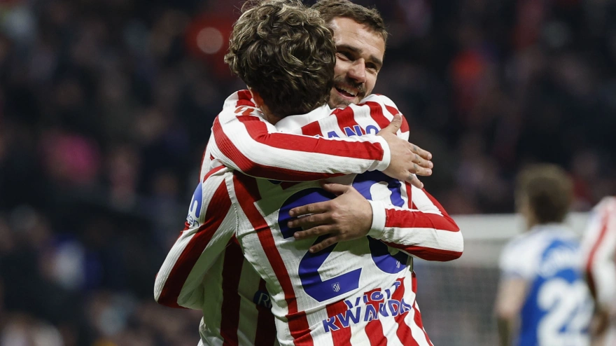 El centrocampista del Atlético de Madrid Giuliano Simeone (de espaldas) celebra con Griezmann su gol durante el partido de la jornada 25 de LaLiga que Atlético de Madrid y RCD Espanyol disputan este sábado en el Metropolitano