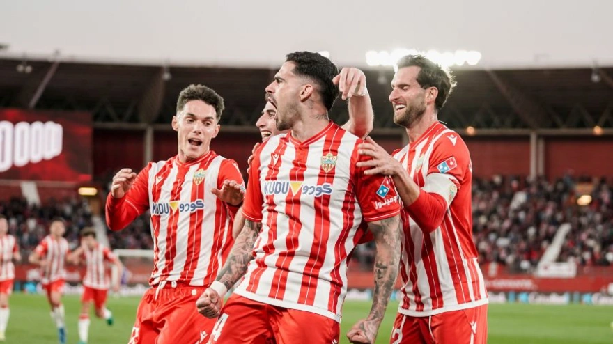 La UD Almería gana al Córdoba con el mismo guion de este último mes (2-1)