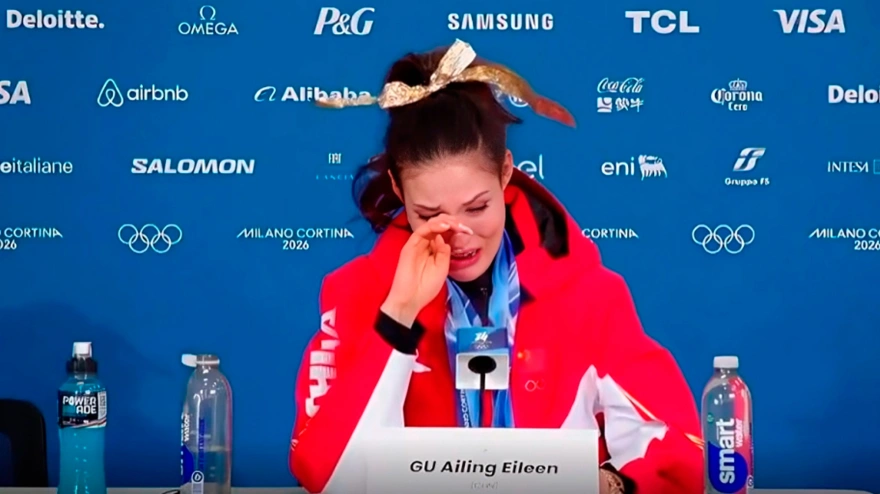 Eileen Gu comunica en rueda de prensa durante los JJOO de Invierno el fallecimiento de su abuela