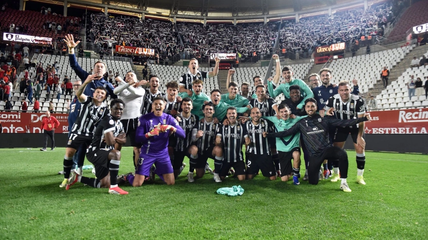 El Cartagena posa con sus aficionados en en estadio del Real Murcia