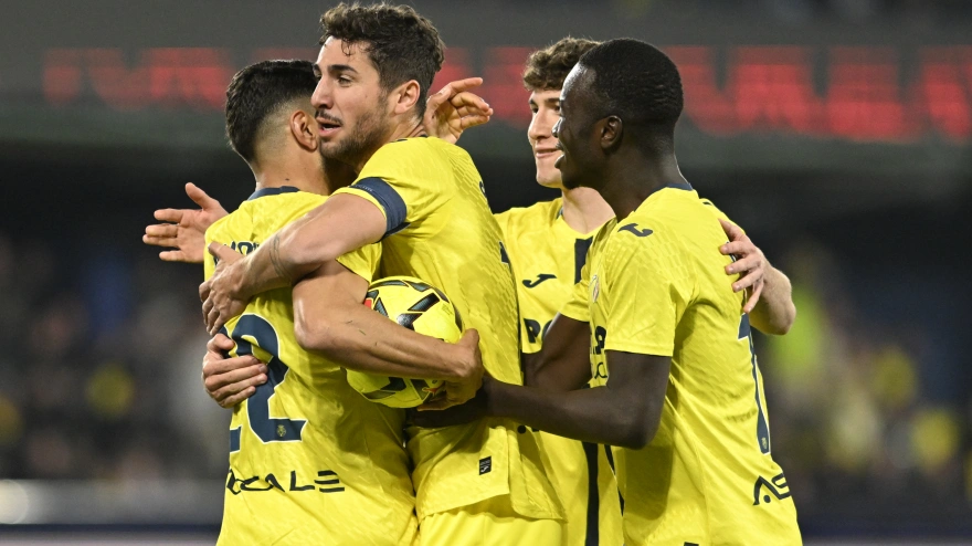 Los jugadores del Villarreal celebran su gol frente al Valencia