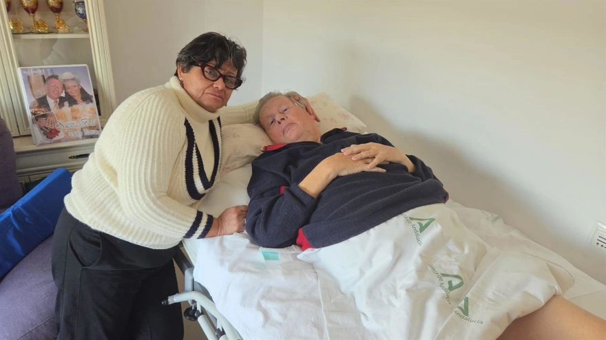 Un matrimonio mayor será desahuciado el próximo lunes en Roquetas de Mar (Almería) con el marido en cuidados paliativos.Una mujer de 63 años afronta este lunes el desahucio de la vivienda en la que reside en la zona de Playa Serena, en Roquetas de Mar (Almería), junto a su marido, de 77 años, enfermo de cáncer de próstata y Alzheimer, y en cuidados paliativos, al que atiende las 24 horas del día.POLITICA