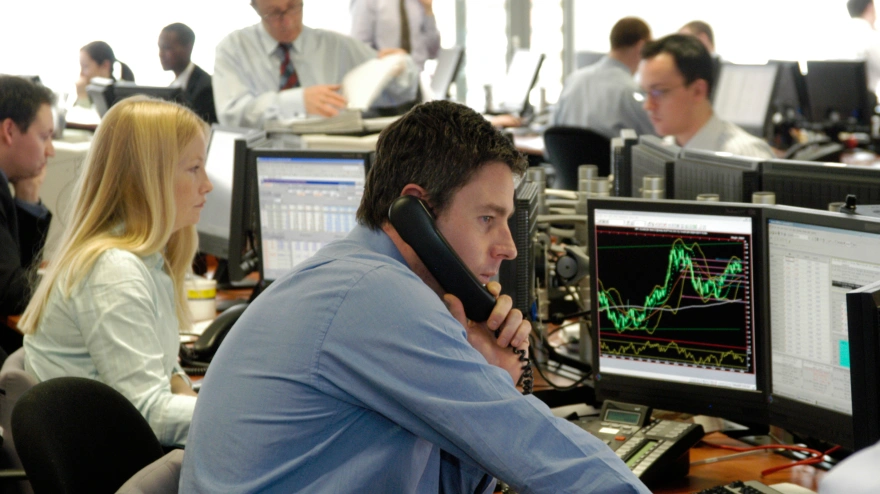 Trabajadores con un ordenador en una empresa