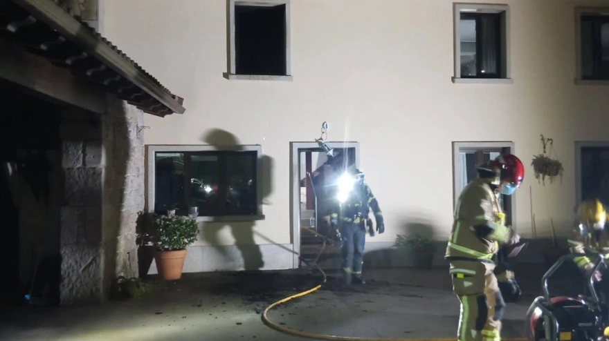 Efectivos contraincendios del GES de Padrón en el incendio de Rois