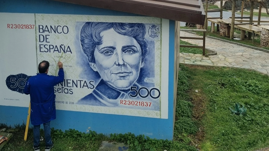 El mural se puede observar en la playa pequeña de A Frouxeira