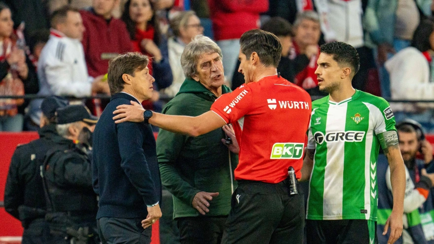 Referee José Luis Munuera Montero talk to coaches head coach, Manuel Pellegrini, and Sevilla head coach, Matias Almeyda, before suspending the game due to Sevilla FC fans throwing objects on the pitch during the La Liga EA Sports match between Sevilla FC and Real Betis at Estadio Ramón Sánchez Pizjuán on November 30th 2025, in Sevilla, Spain (Photo by Andres Lopez Sheridan / SPP/Sipa USA) *** Local Caption *** 65859614