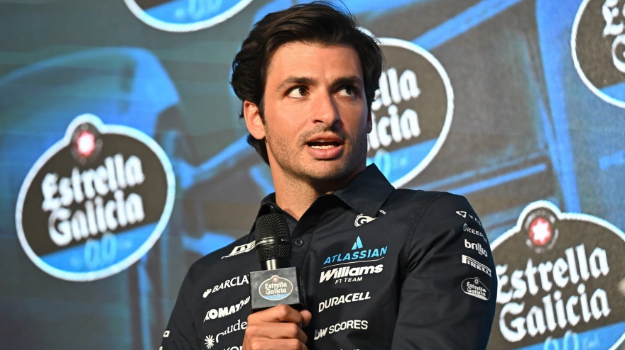 Carlos Sainz, durante una rueda de prensa con uno de sus patrocinadores, Estrella Galicia