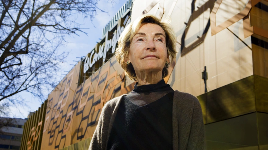 Soledad Sevilla delante de la fachada de El Corte Inglés de Serrano