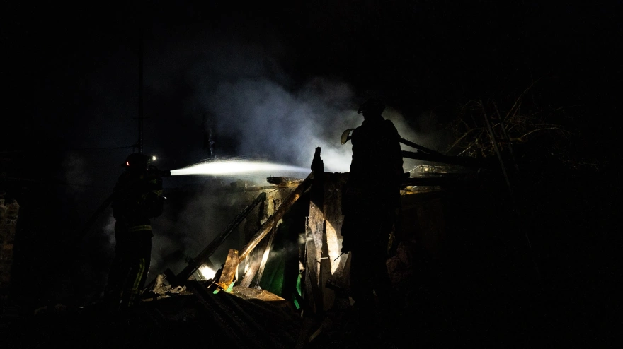 A pesar del alto el fuego anunciado recientemente entre Estados Unidos y Rusia, los ataques aéreos y con drones continúan golpeando ciudades cercanas a la línea del frente en Ucrania. En la foto, bomberos ucranianos extinguen un incendio en una vivienda particular alcanzado por un dron ruso.
