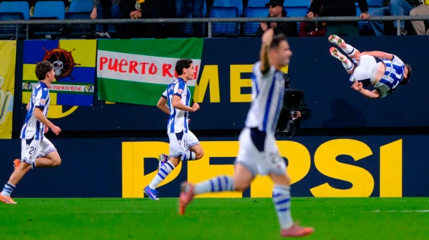 La Real Sociedad B celebra uno de los dos goles marcados frente al Cádiz