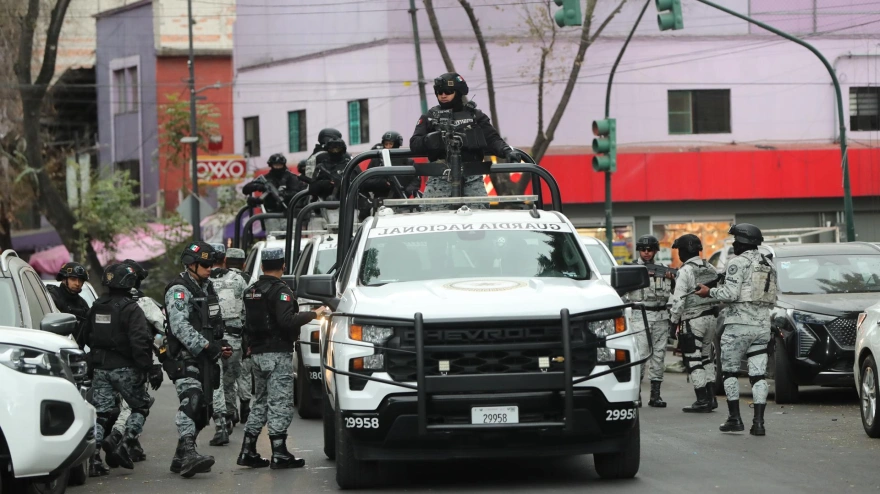 Integrantes de la Guardia Nacional resguardan la zona donde trasladaron el cuerpo de Nemesio Rubén Oseguera Cervantes, alias 'El Mencho', líder del Cártel Jalisco Nueva Generación (CJNG) abatido este domingo, en Ciudad de México