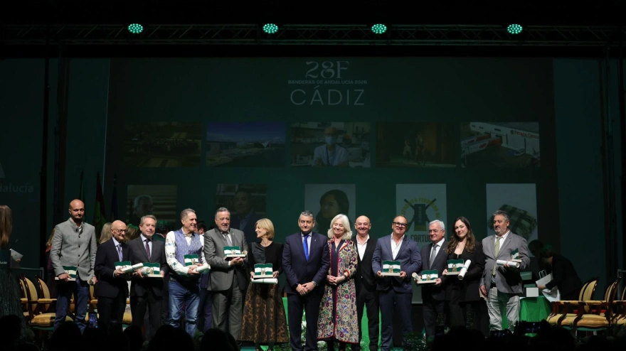 Foto de familia tras la entrega de distinciones