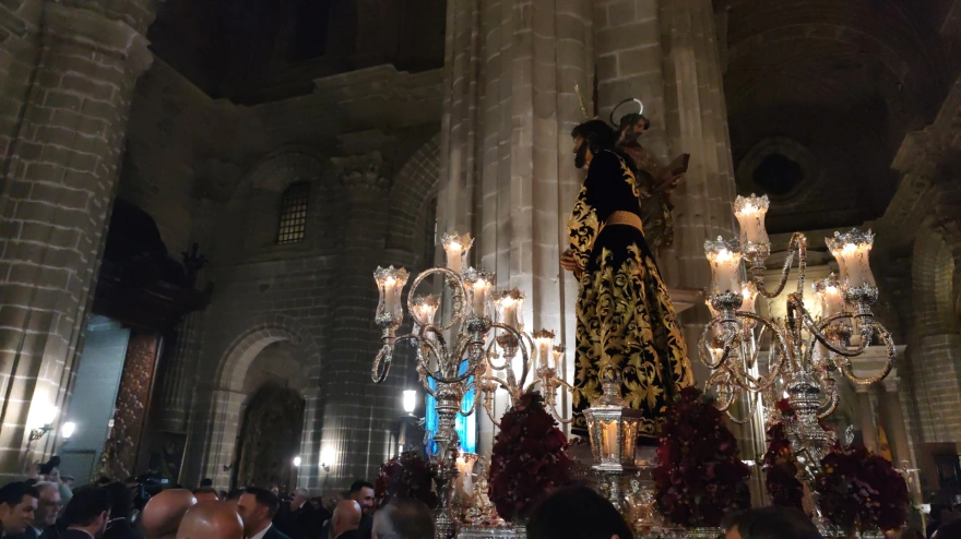 El Señor de la Sentencia en la Catedral recién concluido el Víacrucis de la HH 2026