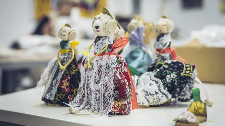 Productos falleros realizados por las personas que participan en el taller Fent Comboi de Casa Caridad