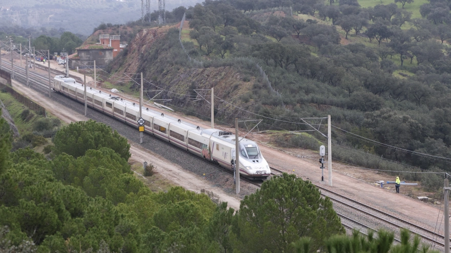 (Foto de ARCHIVO)Imagen de un tren AVE a su paso por el tramo de vía, completamente restaurado, donde ocurrió el trágico accidente del pasado 18 de enero en Adamuz (Córdoba). A 17 de febrero de 2026, en Adamuz, Córdoba (Andalucía, España). Los operadores ferroviarios Renfe e Iryo han anunciado este martes 17 de febrero que retoman sus servicios en la línea de alta velocidad entre Madrid y Andalucía tras un mes de reparaciones por el accidente de Adamuz (Córdoba) del pasado 18 de enero, en concreto se recupera el servicio desde Madrid a Sevilla, Madrid-Cádiz, Madrid-Granada y el Alvia Madrid-Granada-Almería, mientras que para las conexiones Málaga y Huelva continúan con planes alternativos.Pedro Funes / Europa Press17/2/2026