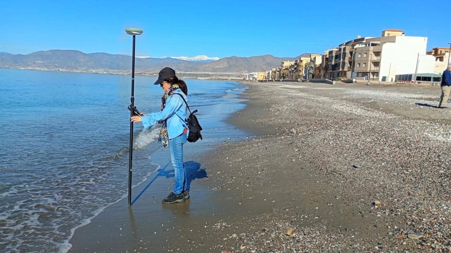 Técnica realiza mediciones topográficas en la orilla de la playa de Balerma, en El Ejido (Almería), tras los últimos temporales.POLITICA AYUNTAMIENTO DE EL EJIDO