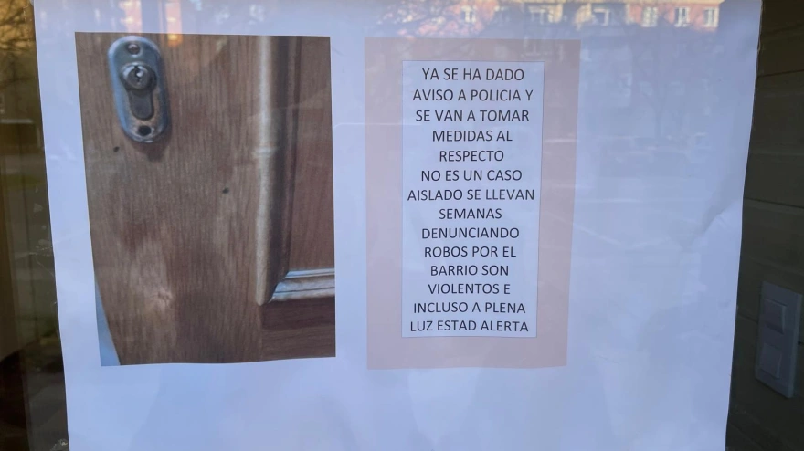 Cartel en una comunidad de vecinos de Concepción Saiz de Otero