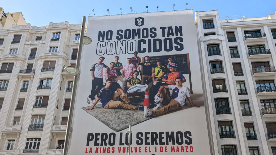 Imagen de la pancarta que ha colgado Piqué en la Gran Vía de Madrid.