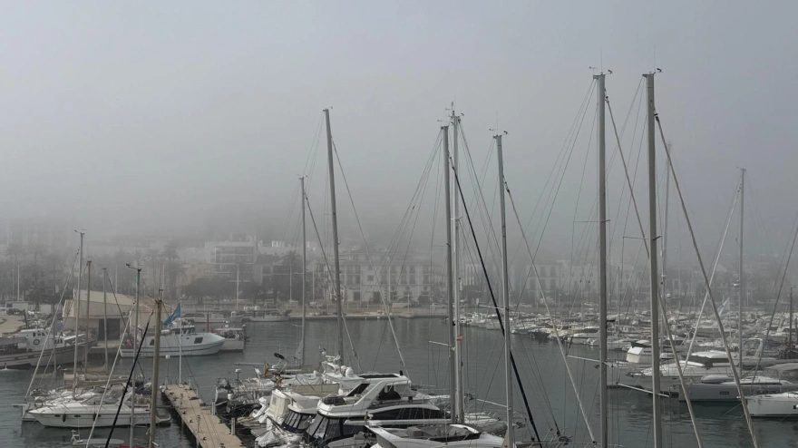 Una densa niebla engulle Dénia