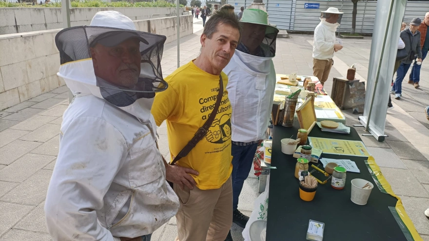 Manuel Barquín y dos apicultores de Cantabria stand informativo miel