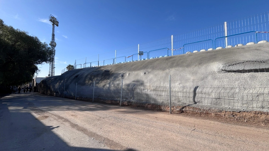 El derrumbe del muro del estadio Escribano Castilla de Motril, destapa un relleno de "ciencia ficción"
