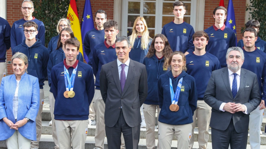 La expedición española que participó en los Juegos Olímpicos de Invierno 2026, junto a Pedro Sánchez en La Moncloa