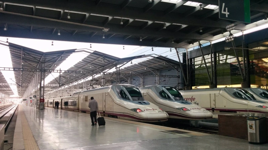 Estación de tren Málaga-María Zambrano con trenes AVE