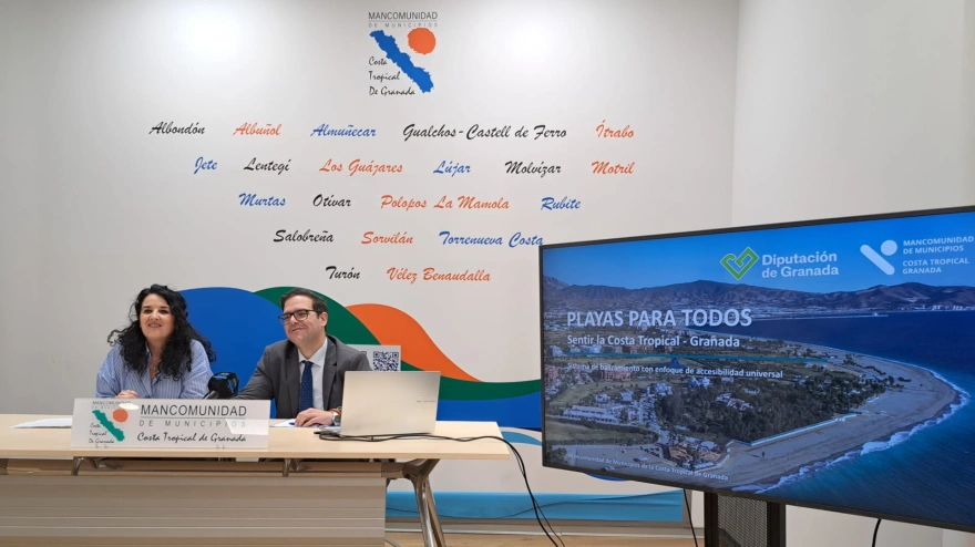 La Costa Tropical estrena un sistema pionero para que las personas ciegas puedan bañarse con total autonomía