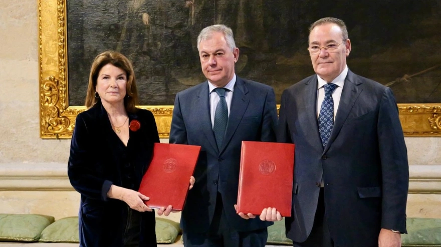 l Ayuntamiento de Sevilla ha acogido la firma de un convenio de colaboración entre la Fundación Cajalmendralejo y la Fundación Focus Loyola