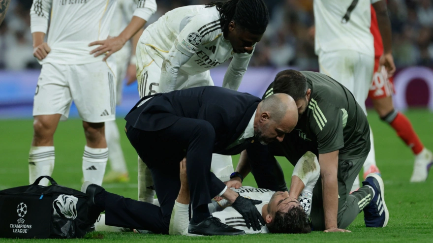 Raúl Asencio se duele en el suelo tras el golpe con Camavinga.