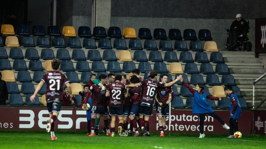 Los jugadores del Pontevedra celebran el gol ante el Lugo en Pasarón