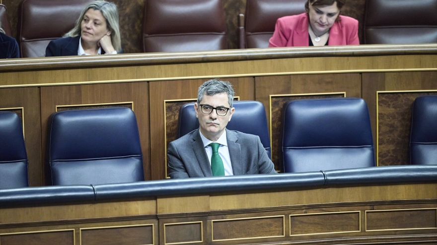El ministro de la Presidencia, Justicia y Relaciones con las Cortes, Félix Bolaños, durante una sesión plenaria, en el Congreso de los Diputados, a 26 de febrero de 2026, en Madrid (España). El Pleno del Congreso vota hoy la derogación o convalidación del decreto ley que prorroga el llamado 'escudo social' que incluye la moratoria antidesahucios, y de nuevo el PP, Vox y Junts han anunciado su voto en contra del texto que ya fue rechazado hace semanas en la Cámara Baja cuando el texto incluía también la revalorización de las pensiones, medida que hoy se presenta en la cámara por separado del resto del escudo social y previsiblemente si saldrá adelante.Jesús Hellín / Europa Press26/2/2026