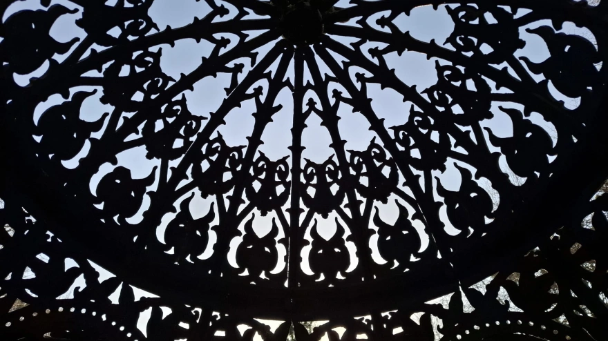 Templete en el parque de Isabel la Católica, en Gijón