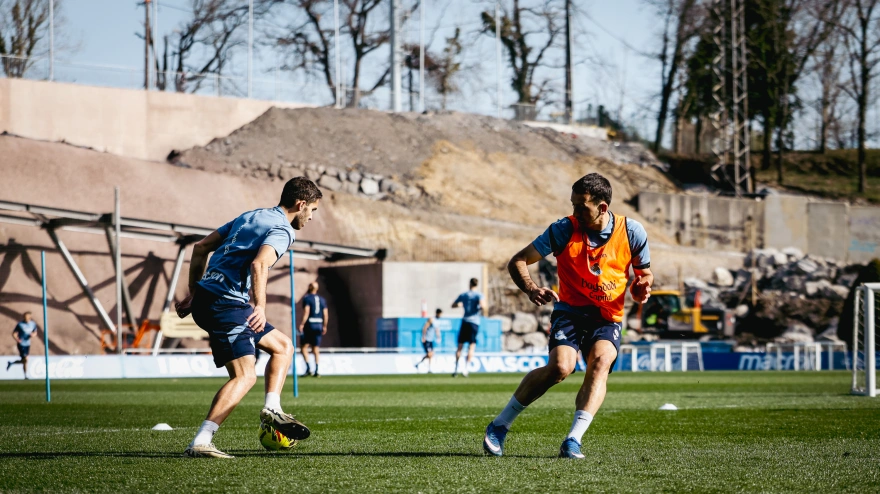Futbolistas de la Real Sociedad entrenando esta mañana en Zubieta