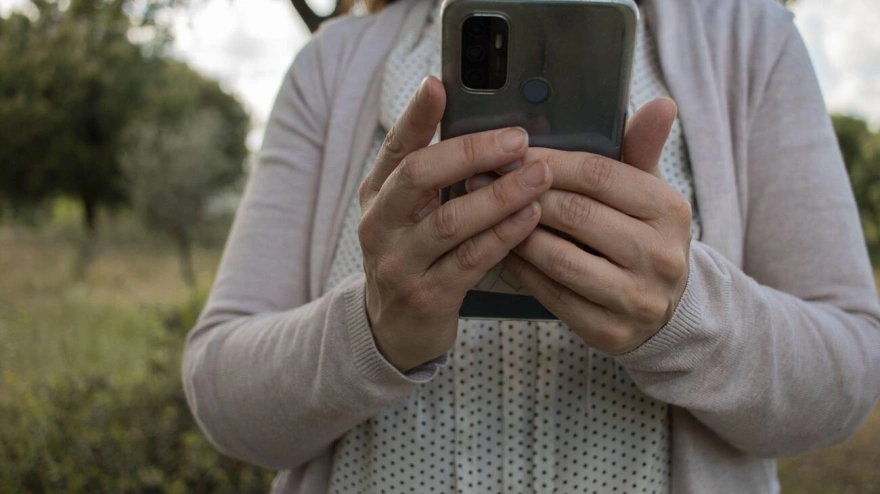 2X7PDX8 2X7PDX8 hands Business woman using smartphone for connect online. movil phone, cellphone