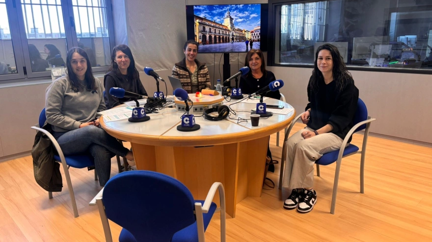 El equipo de animadoras socioculturales, junto a Belén Fernández Acevedo, coordinadora de centros sociales, en COPE