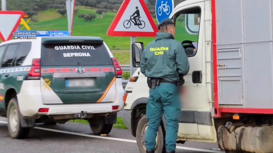 La Guadia Civil realizando un control a camiones