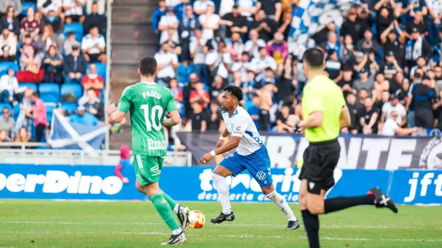 El colegiado Abraham Domínguez en el Tenerife - Racing de Ferrol