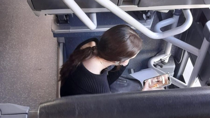 Sentada en las escaleras del autobús