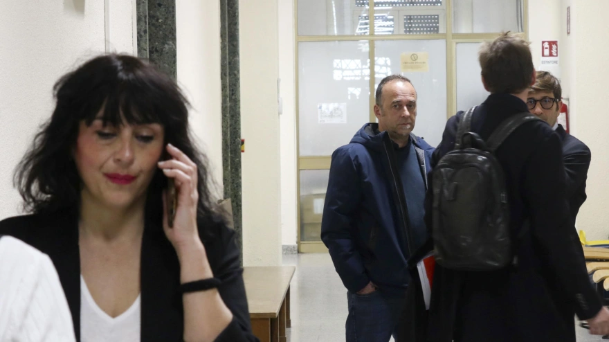 CAGLIARI (ITALIA), 26/02/2026.- La española Juana Rivas (i) este jueves en el Tribunal de Cagliari (Cerdeña, Italia) ante el que declaró en el juicio contra su expareja, Francesco Arcuri (c), acusado de maltrato a los hijos de ambos. EFE/ Carlos Expósito