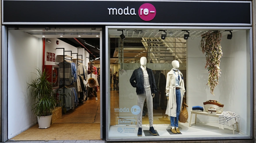 Fachada tienda Moda Re en Pintores