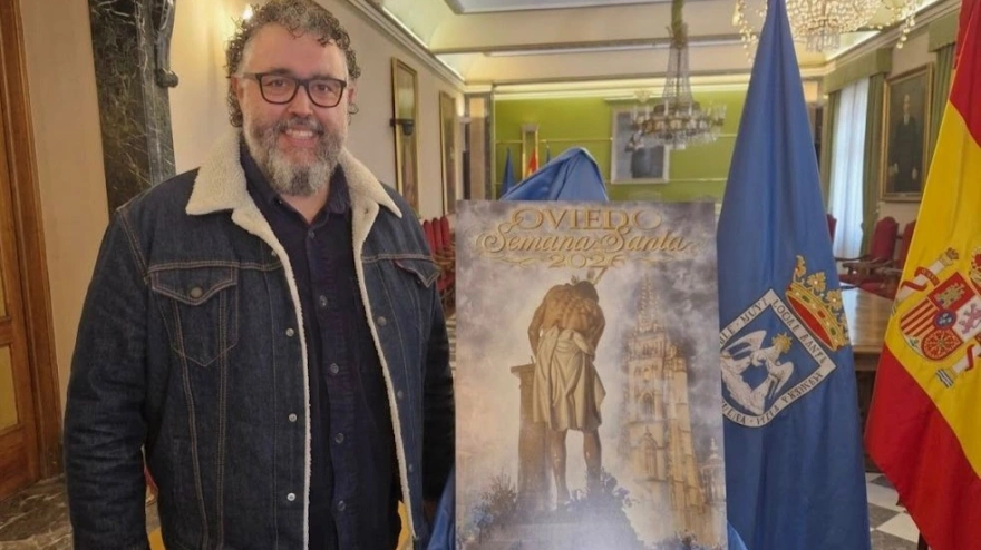 Juan Castro, junto al cartel de la Semana Santa de Oviedo del que es autor