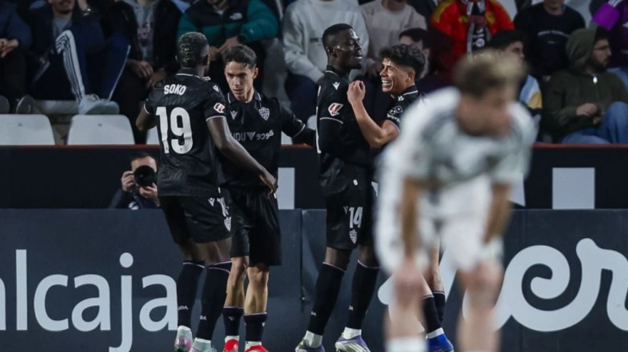 Sergio Arribas celebra con sus compañero el empate del Almería contra el Albacete