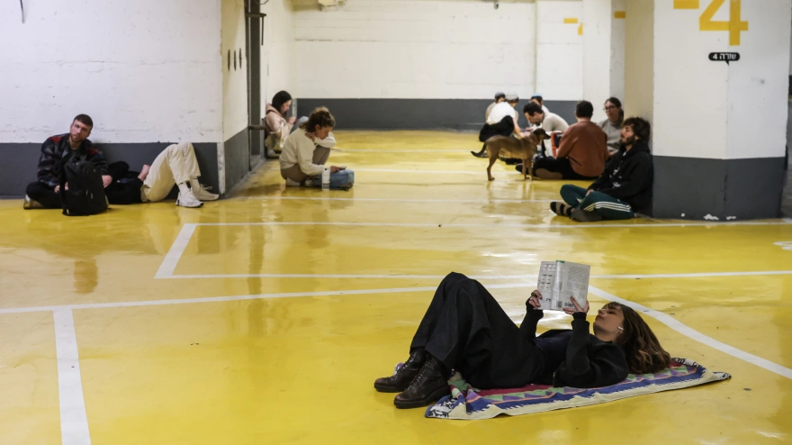 Personas se refugian en un estacionamiento subterráneo tras las alarmas por misiles entrantes desde Irán