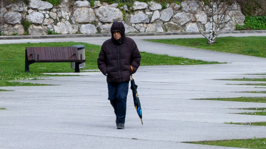 Un viandante pasea por Santander, fotografía de archivo