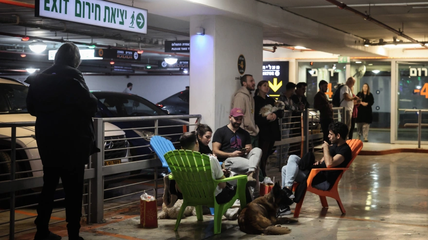 La gente se refugia en un estacionamiento subterráneo tras escuchar las alarmas por misiles provenientes de Irán.