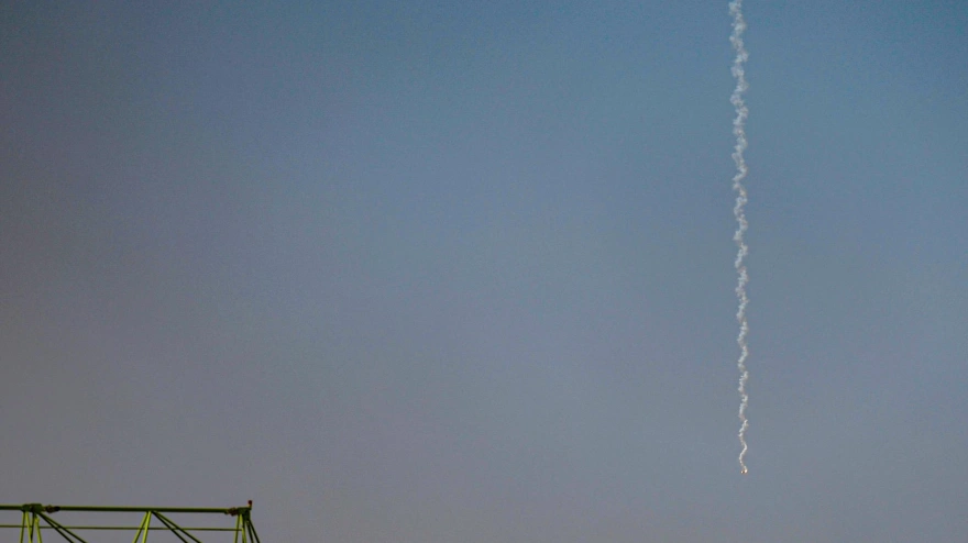 Se ve humo de una aparente intercepción de misiles en el cielo de Dubai después de un presunto ataque iraní en Dubai.
